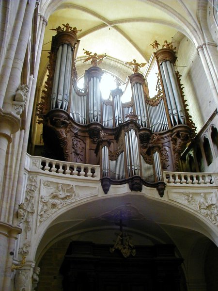 Cathédrale Saint-Bénigne à Dijon.Tribune et orgue 