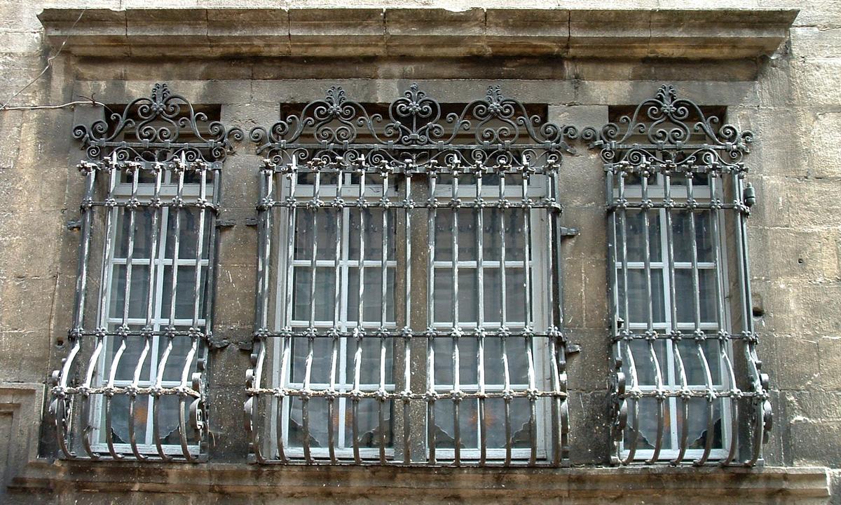 Dole - Hôtel de Froissard - Fenêtres protégées par des grilles 