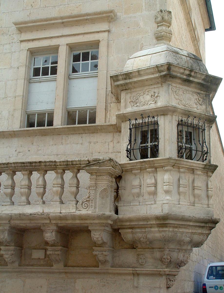 Dole - Médiathèque (ancien hôtel-Dieu) - Oriel et coursive sur la façade est 