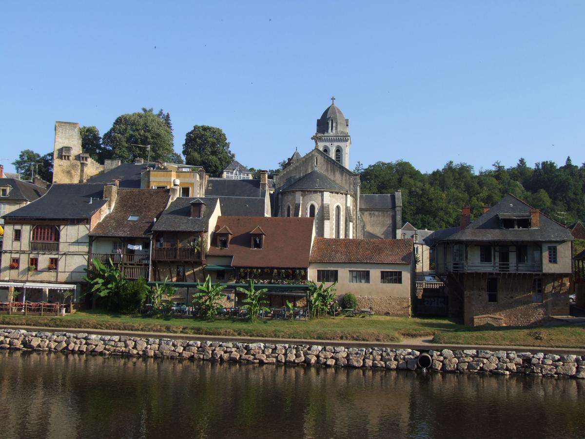 Montignac - Les bords de la Vézère, l'église Saint-Pierre-ès-Liens et ce qu'il reste du château 