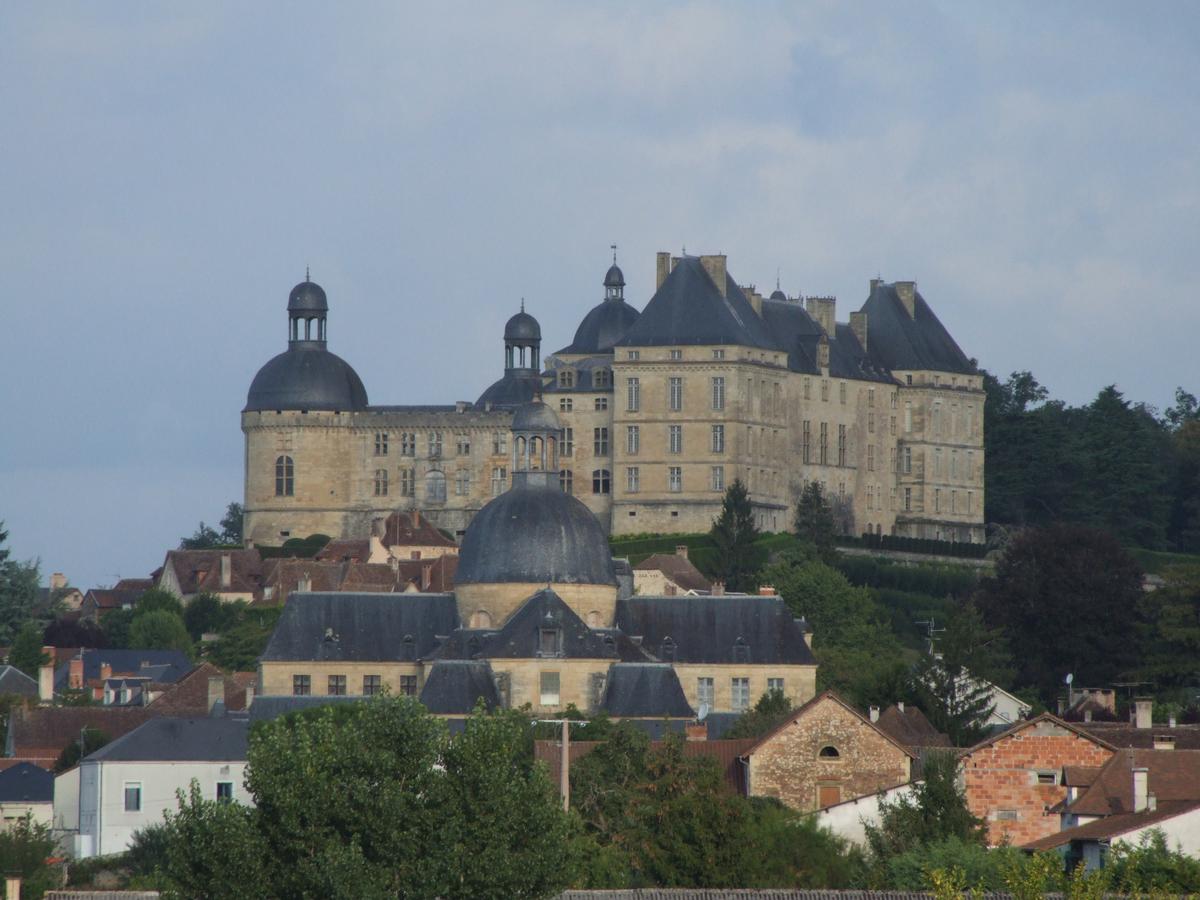 Château de Hautefort - Vu de l'Est le mâtin au-dessus des toits de l'ancien hôpital 