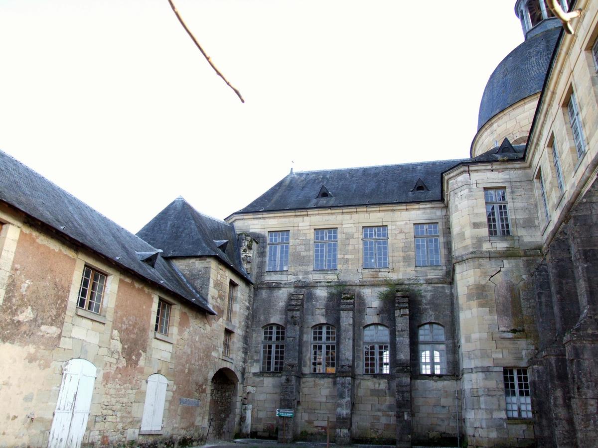 Hospice de Hautefort (musée de la médecine) Aile annexe reliée à la salle des malades située dans le prolongement de la nef de l'église