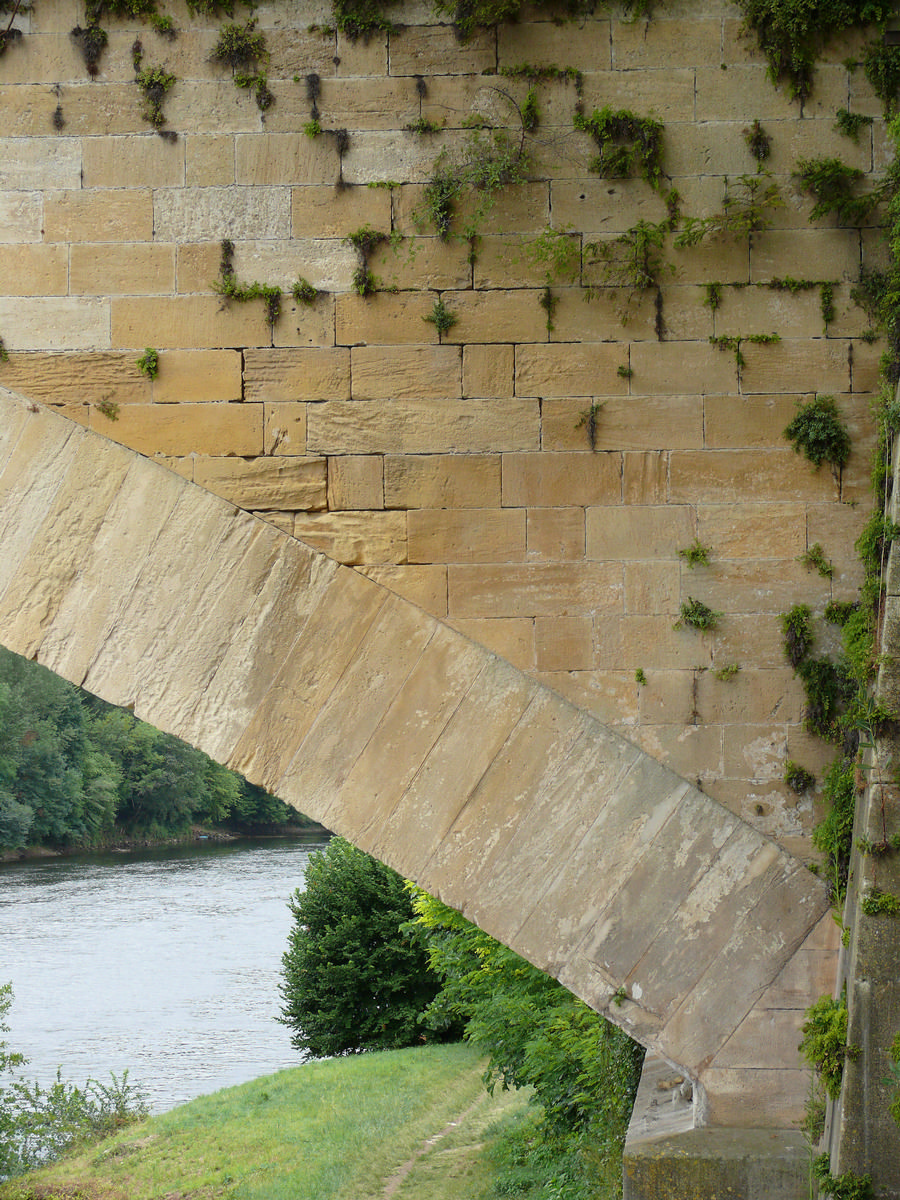 Pont de Mouleydier sur la Dordogne Appui d'une arche sur une culée 
