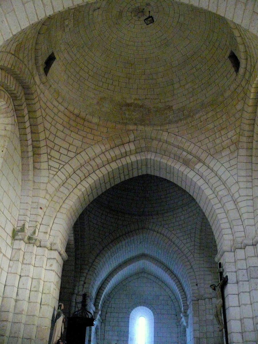 Vieux-Mareuil - Eglise Saint-Pierre-ès-liens - Nef sur file de coupoles 