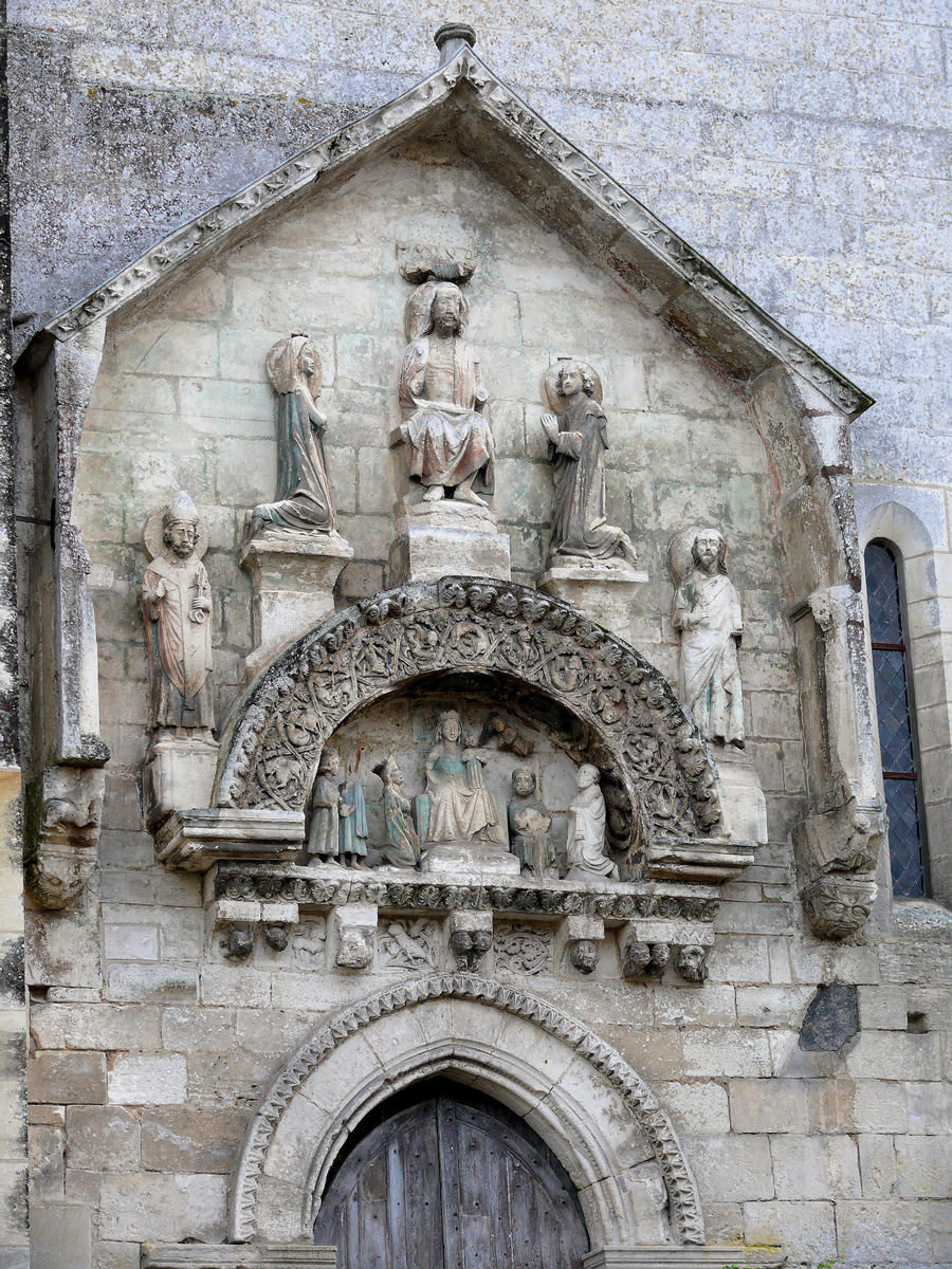 Fiche média no. 153805 Grand-Brassac - Eglise Saint-Pierre-et-Saint-Paul - Portail du mur nord surmontée de sculptures d'époques différentes, romanes et gothiques, avec des traces de polychromie