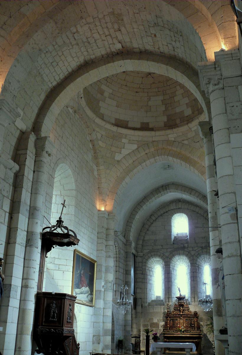 Grand-Brassac - Eglise Saint-Pierre-et-Saint-Paul - Deux travées du choeur et la première coupole de la nef 