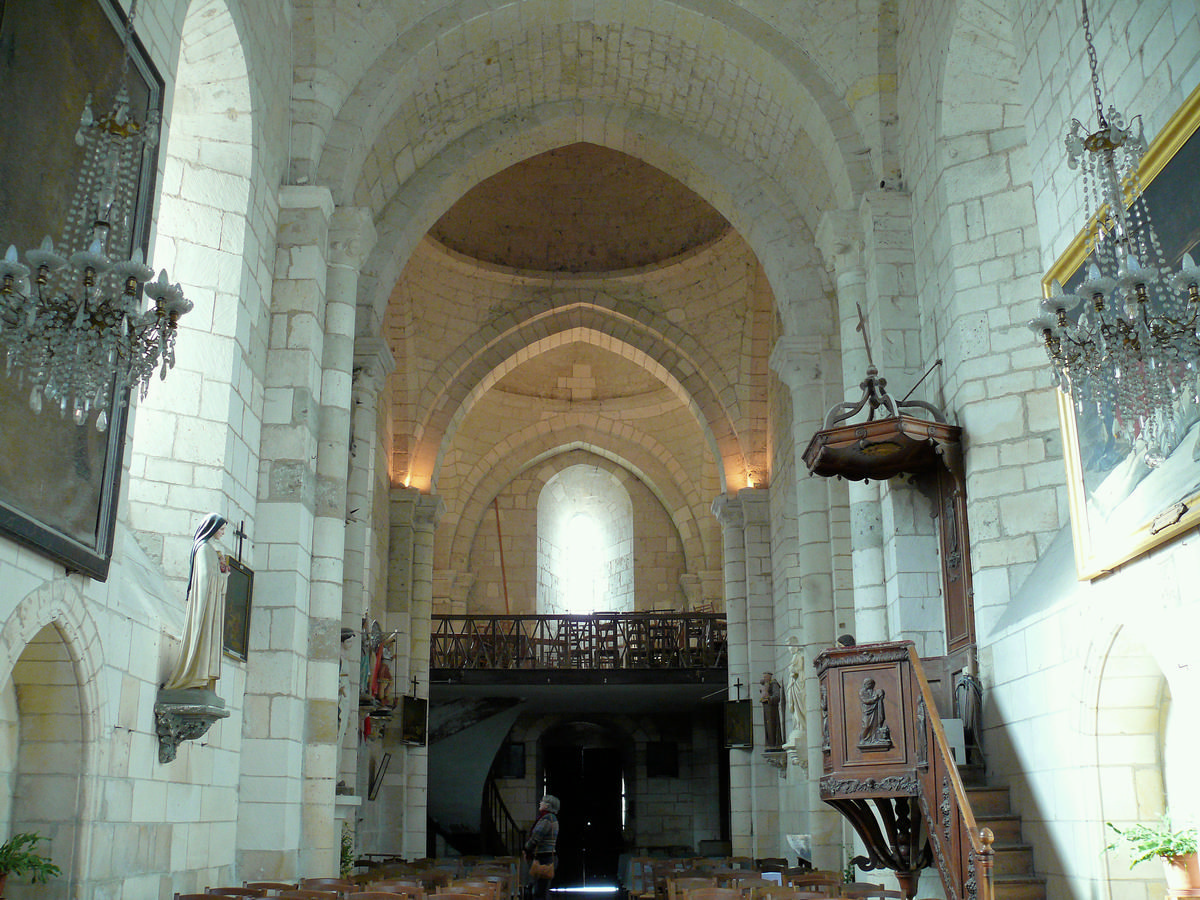 Grand-Brassac - Eglise Saint-Pierre-et-Saint-Paul - Nef vue du choeur 
