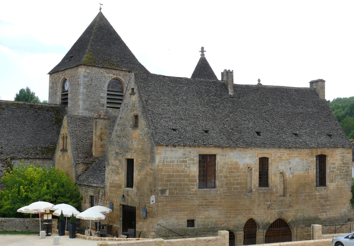 Fiche média no. 149226 Château de Saint-Geniès - Le château a été construit après la destruction de l'ancien château pendant les guerres de religion en réunissant deux maisons du 13 ème siècle
