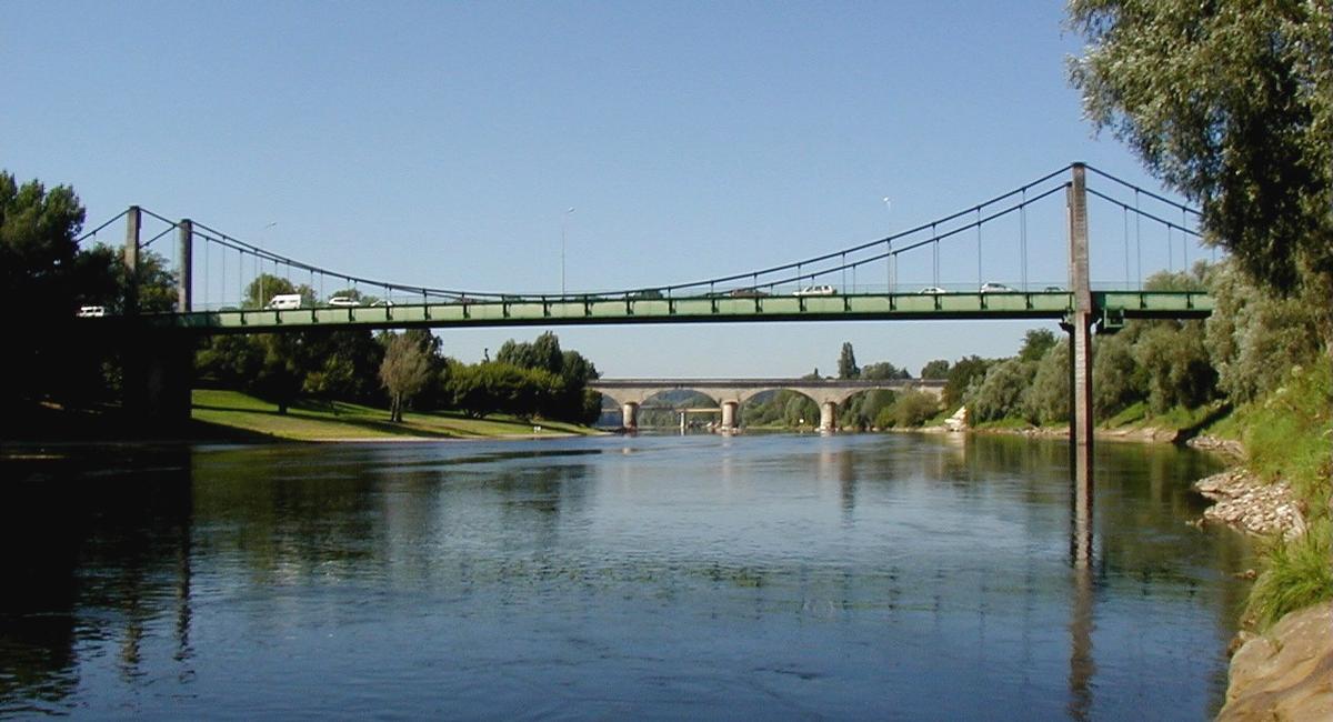 Fiche média no. 51678 Sainte-Foy-la-Grande - Pont suspendu - Ensemble de trois ponts vers l'aval: pont suspendu, viaduc ferroviaire et pont de la déviation de Sainte-Foy-la-Grande