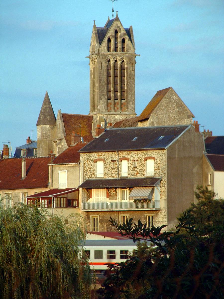 Dormans - Eglise Saint-Hippolyte vue du pont 