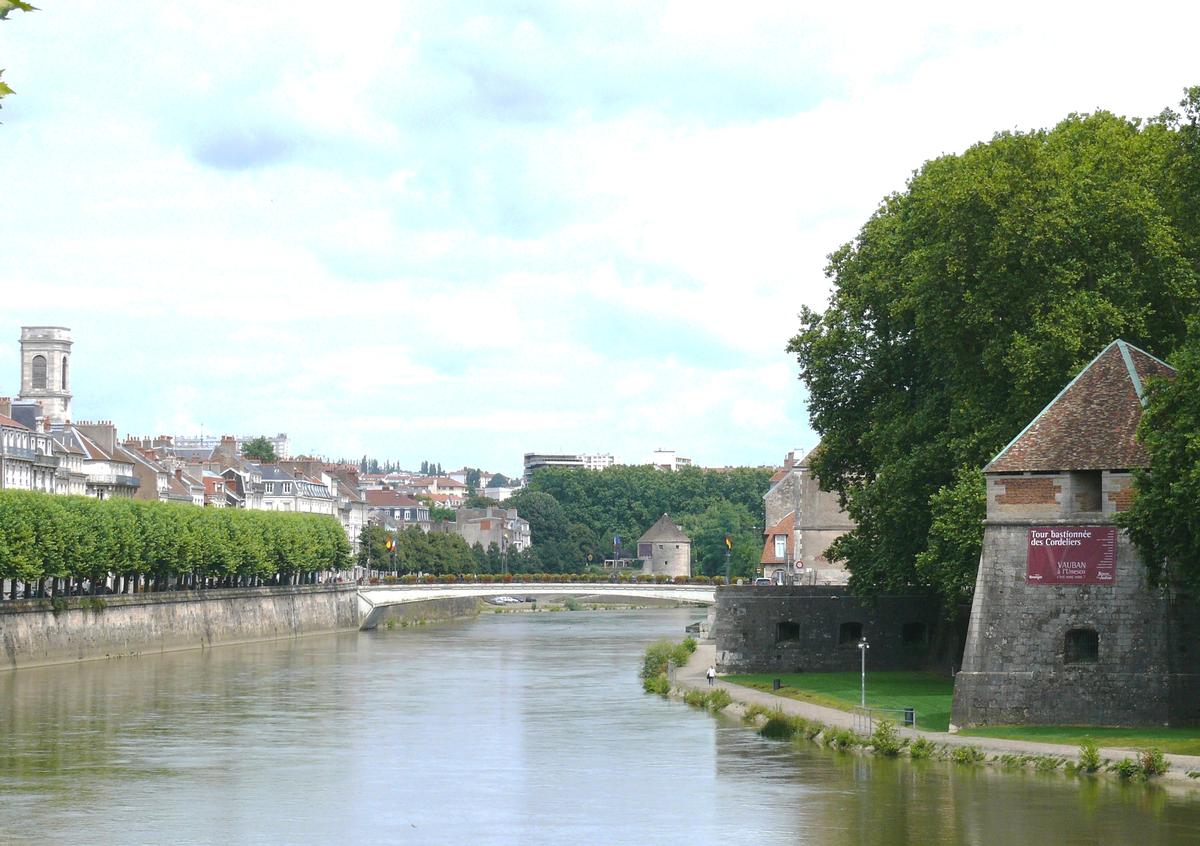 Fiche média no. 120644 Besançon - La tour bastionnée des Cordeliers à droite, le pont Battant au-dessus du Doubs, au fond la tour de la Pelotte et à gauche un clocher de l'église Sainte-Madeleine