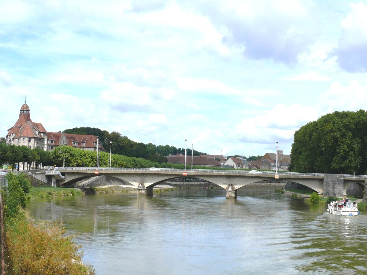 Besançon - Le pont de Canot et la cité universitaire de Canot 