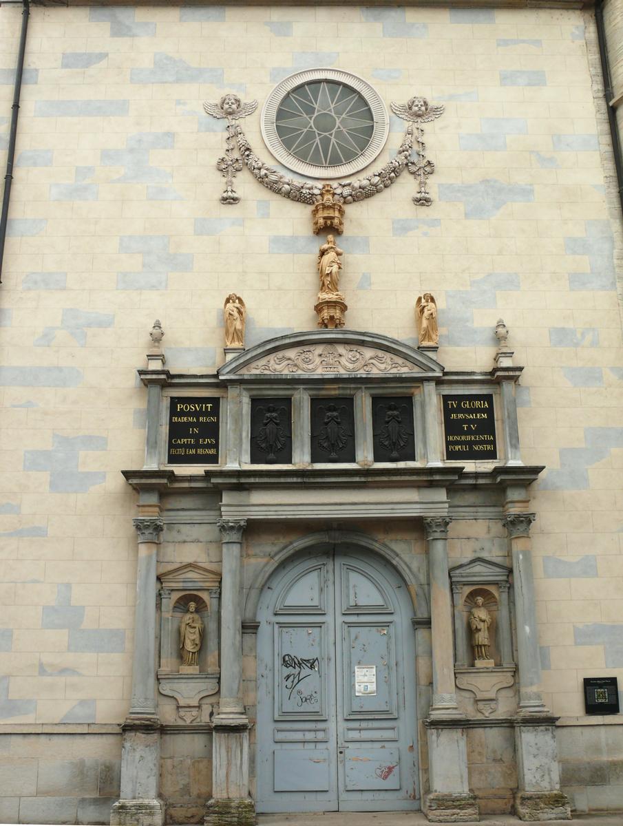 Besançon - Eglise Notre-Dame (ancienne abbaye bénédictine Saint-Vincent) - Portail de l'église construit en 1720 
