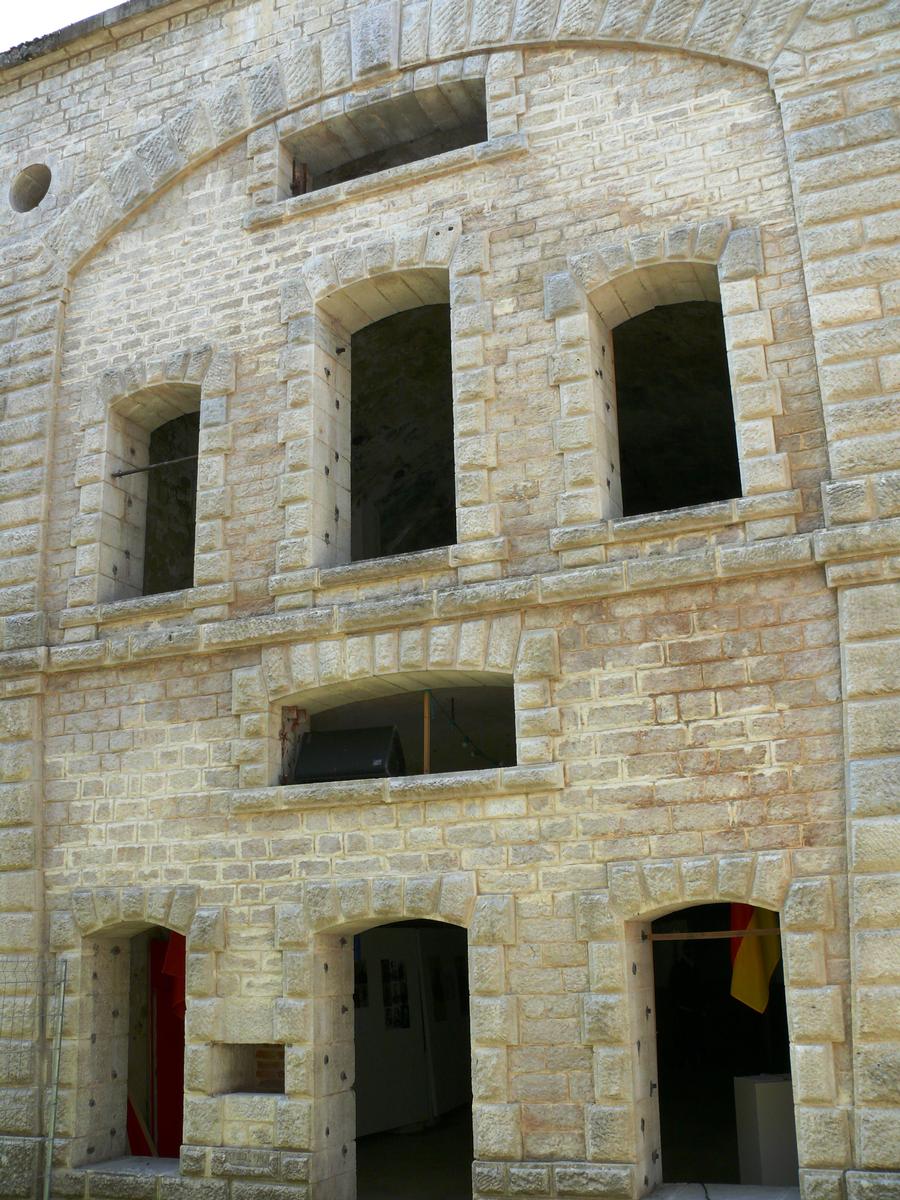 Fiche média no. 119944 La-Cluse-et-Mijoux - Château de Joux - Casernements construits vers 1850 sur les plans de Joffre alors capitaine du génie dans le «fort Joffre»