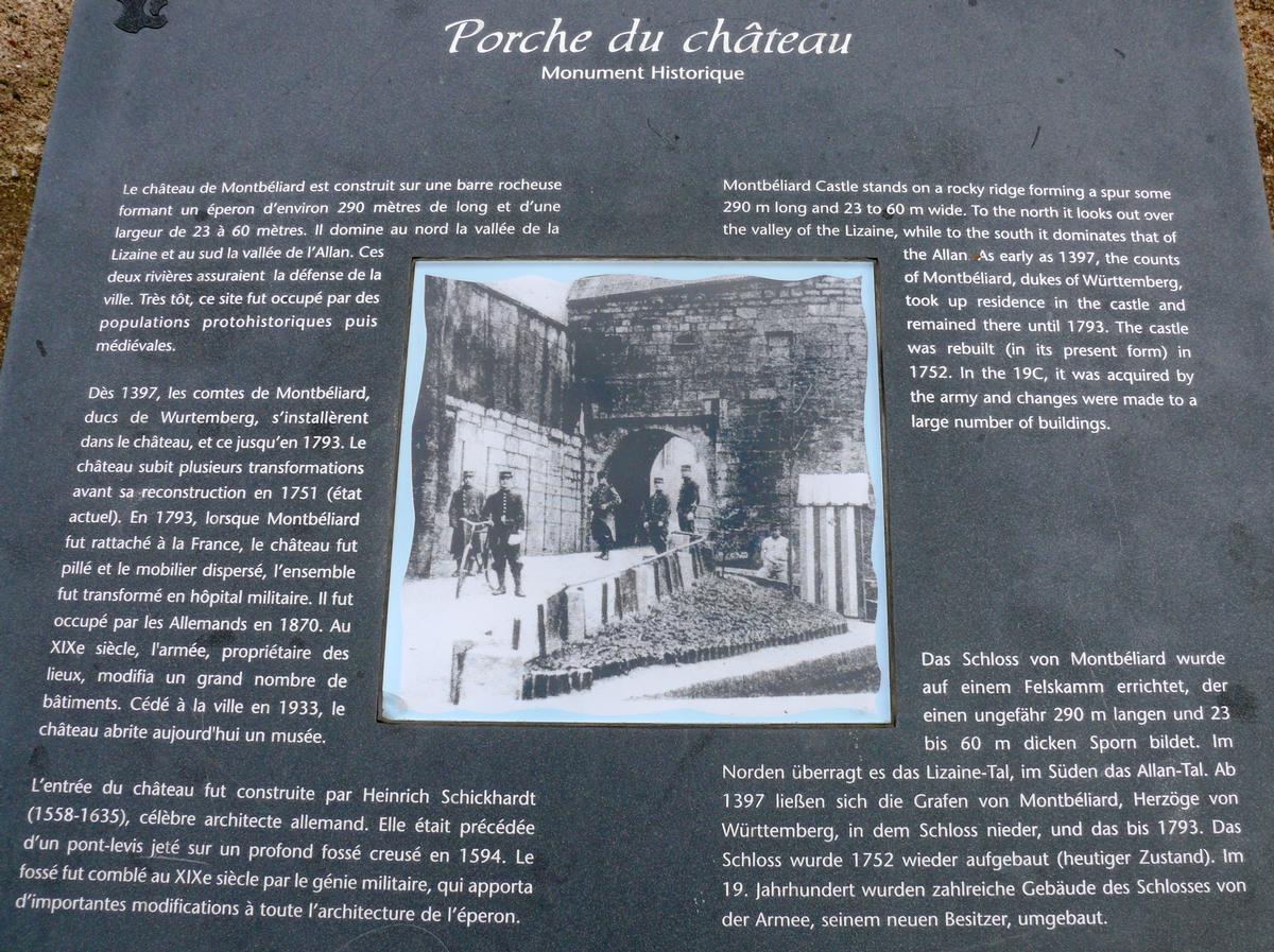 Porche du château - Panneau d'information 