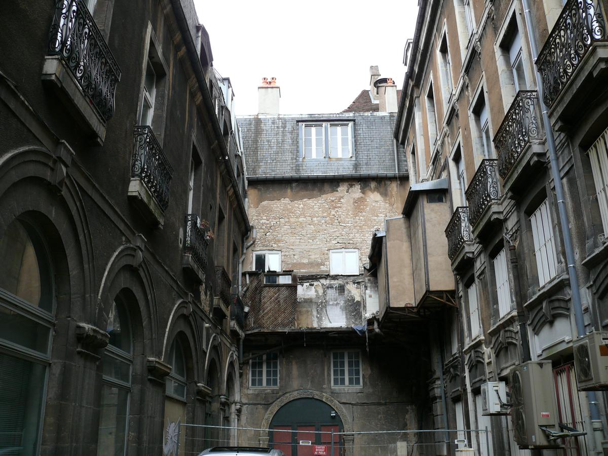 Besançon - Ancien couvent des Grands Carmes - Entre les bâtiments du cloître et l'église 