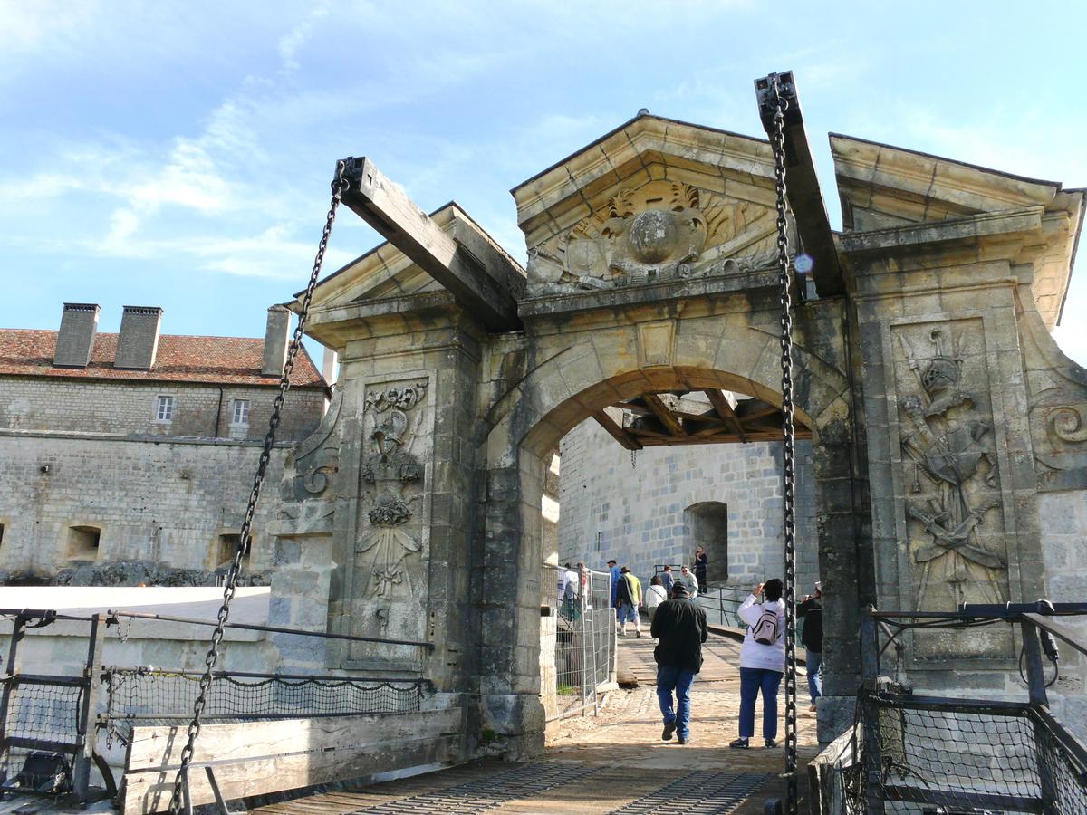 La-Cluse-et-Mijoux - Château de Joux - 4ème enceinte - Porte d'honneur construite par Vauban avec pont-levis La-Cluse-et-Mijoux - Château de Joux - 4 ème enceinte - Porte d'honneur construite par Vauban avec pont-levis