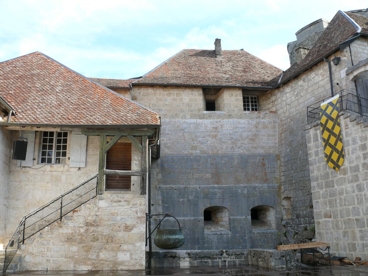 La-Cluse-et-Mijoux - Château de Joux - Escalier donnant accès à la 2ème enceinte La-Cluse-et-Mijoux - Château de Joux - Escalier donnant accès à la 2 ème enceinte