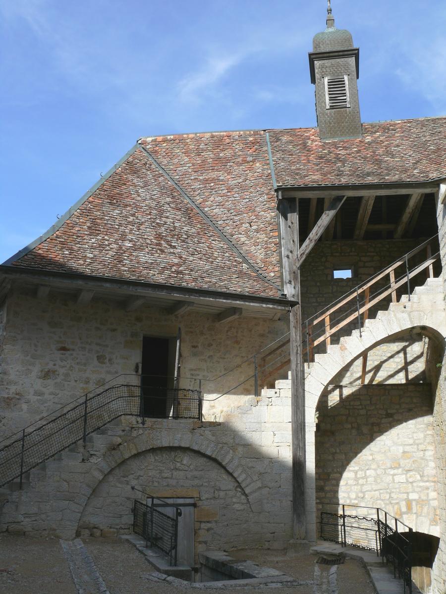 Fiche média no. 119940 La-Cluse-et-Mijoux - Château de Joux - Tour Mirabeau de la 2 ème enceinte où fut prisonnier Mirabeau. Porte d'accès à la cour avec un escalier réalisé suivant les plans de Vauban