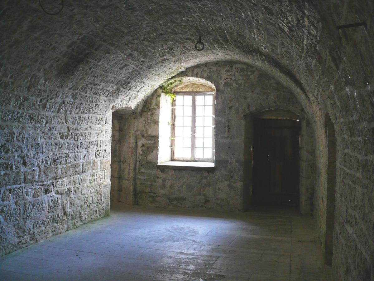 La-Cluse-et-Mijoux - Château de Joux - Couloirs intérieurs 