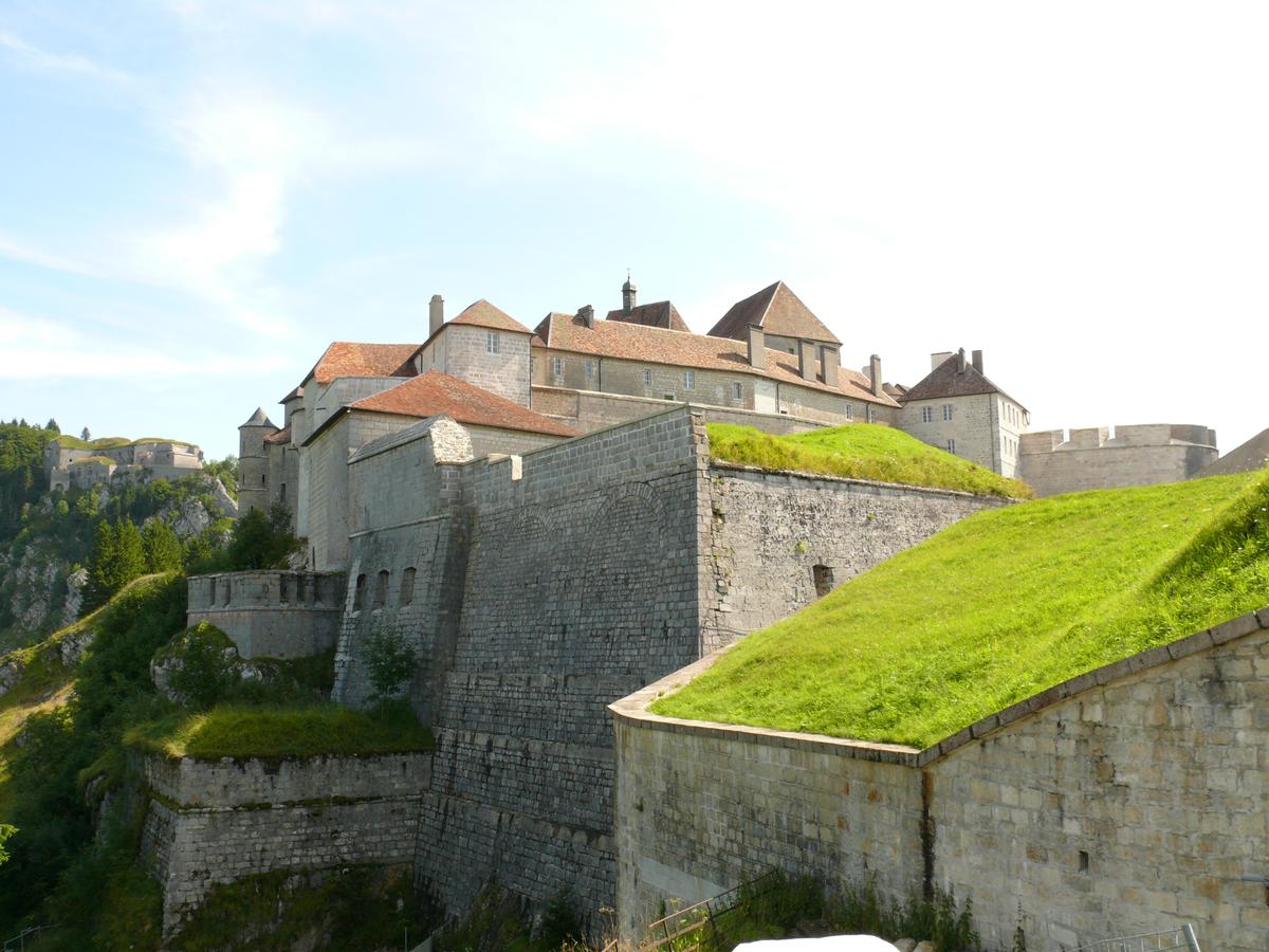La-Cluse-et-Mijoux - Château de Joux - Le fort de Joux au premier plan et le fort du Larmont en arrière plan 
