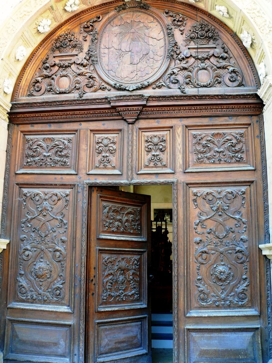 Pontarlier - Chapelle des Annonciades (ancienne) - Portes réalisées^par le menuisier-sculpteur Joseph Guyon en 1725 