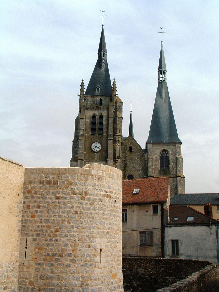 Dourdan - Eglise Saint-Germain-l'Auxerrois - L'église au-dessus des remparts du château 