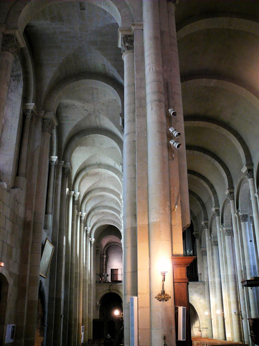 Valence - Cathédrale Saint-Apollinaire - Collatéral Sud et nef centrale 