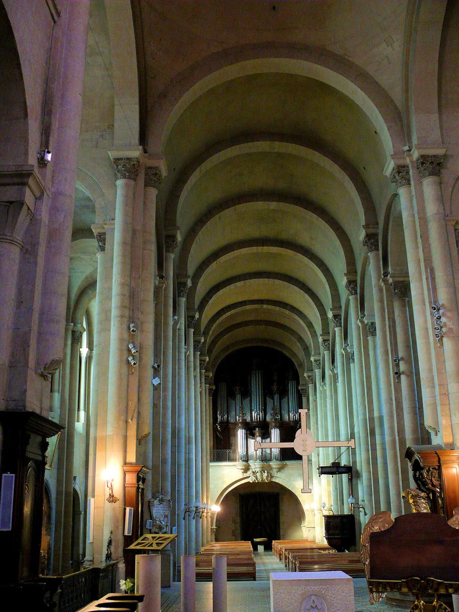 Valence - Cathédrale Saint-Apollinaire - Nef centrale vue du choeur 