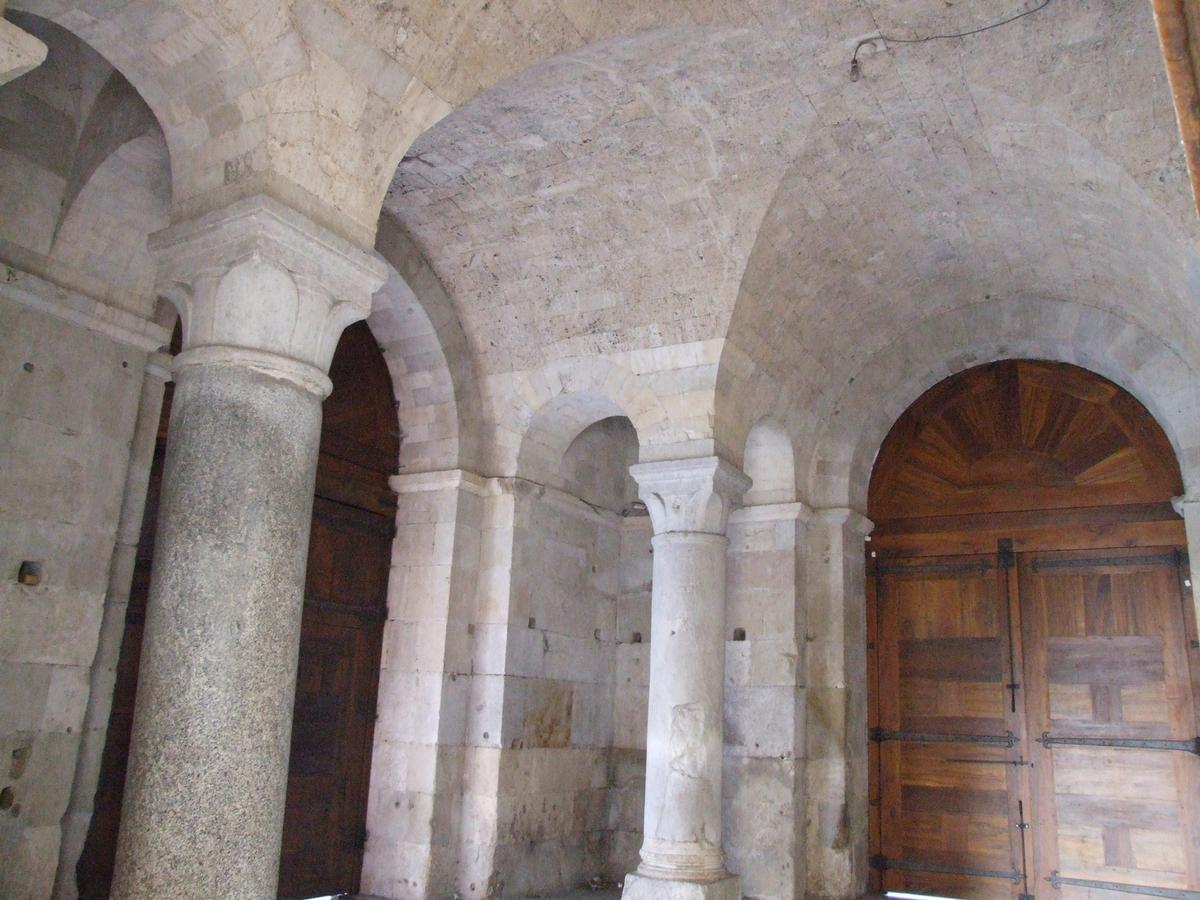 Die - Cathédrale Notre-Dame - Tour-porche - Entrée de la cathédrale 