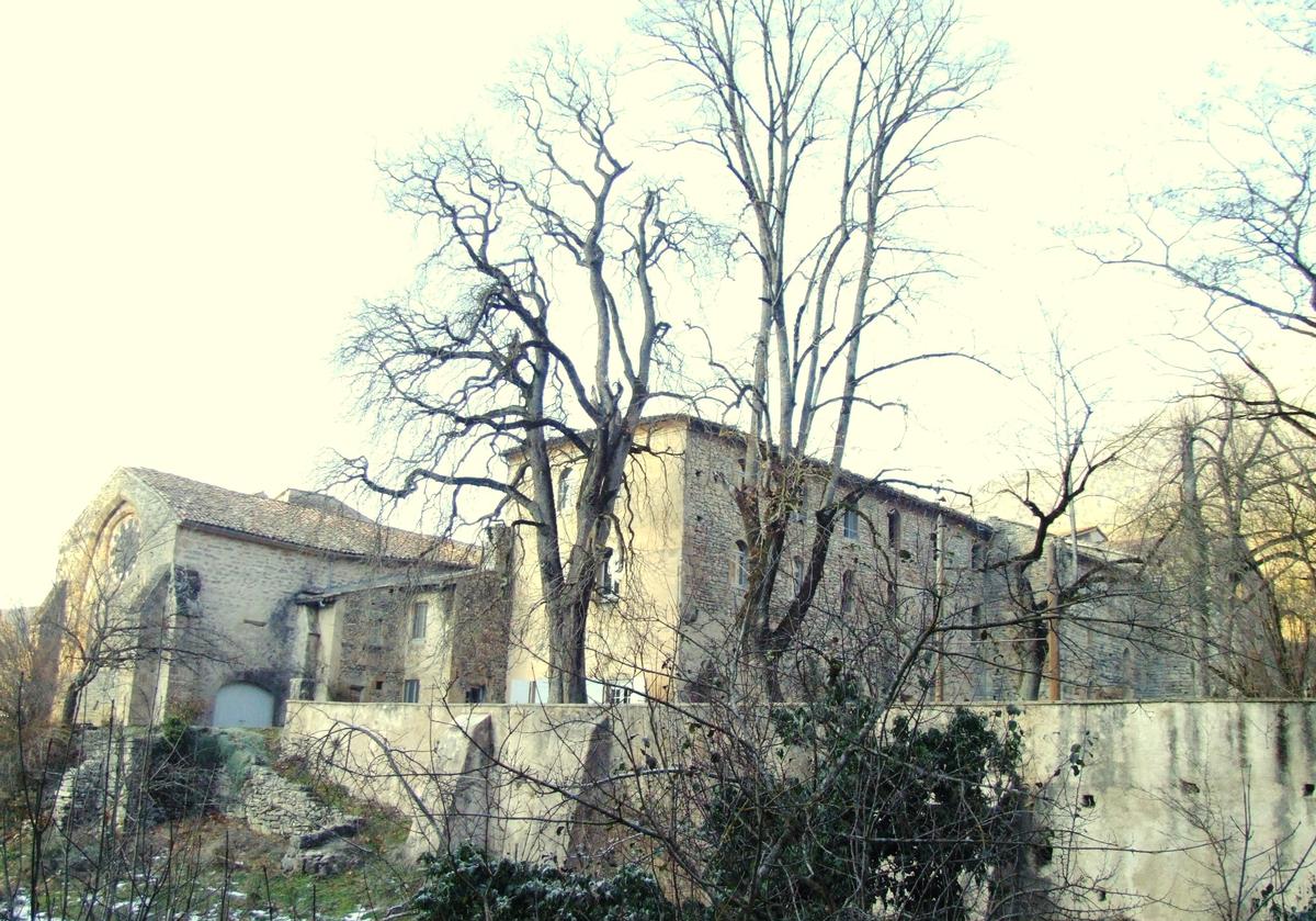 A l'est de Die, l'ancienne abbaye cistercienne de Valcroissant 
