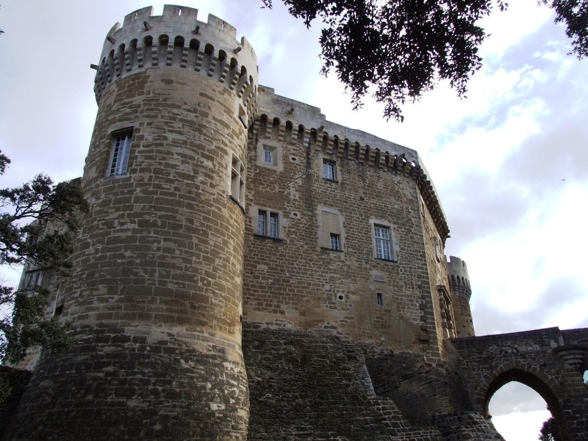 Burg von Suze-la-Rousse 