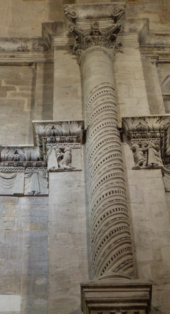 Fiche média no. 52681 Saint-Paul-Trois-Châteaux - Ancienne cathédrale Notre-Dame-et-Saint-Paul - Nef - Elévation des deux travées près du choeur côté Nord - Détail de la décoration