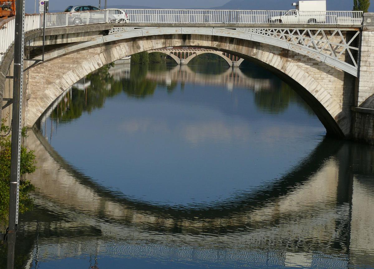 Pont-Vieux de Romans-sur-Isère - Vu de l'aval - Avec poutre ayant permis l'élargissement du tablier. En arrière plan, le pont Neuf 