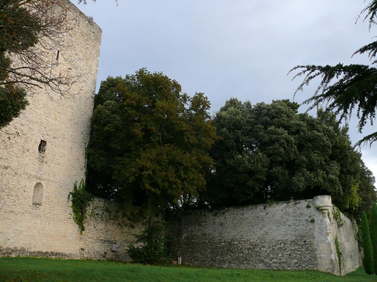 Montélimar - Château des Adhémar - Tour de Narbonne (14ème siècle) et bastion de la hauteur (16ème siècle) Montélimar - Château des Adhémar - Tour de Narbonne (14 ème siècle) et bastion de la hauteur (16 ème siècle)