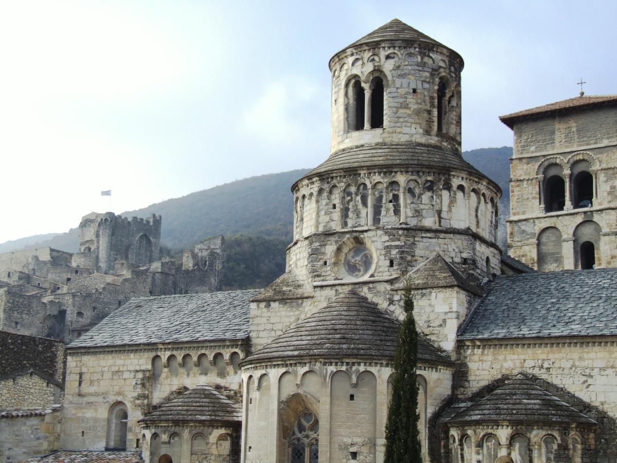 Fiche média no. 75384 Cruas - Vue d'ensemble depuis le chevet de l'ancienne abbatiale Sainte-Marie avec le château abbatial et la chapelle Saint-Benoît dominant le vieux village médiéval