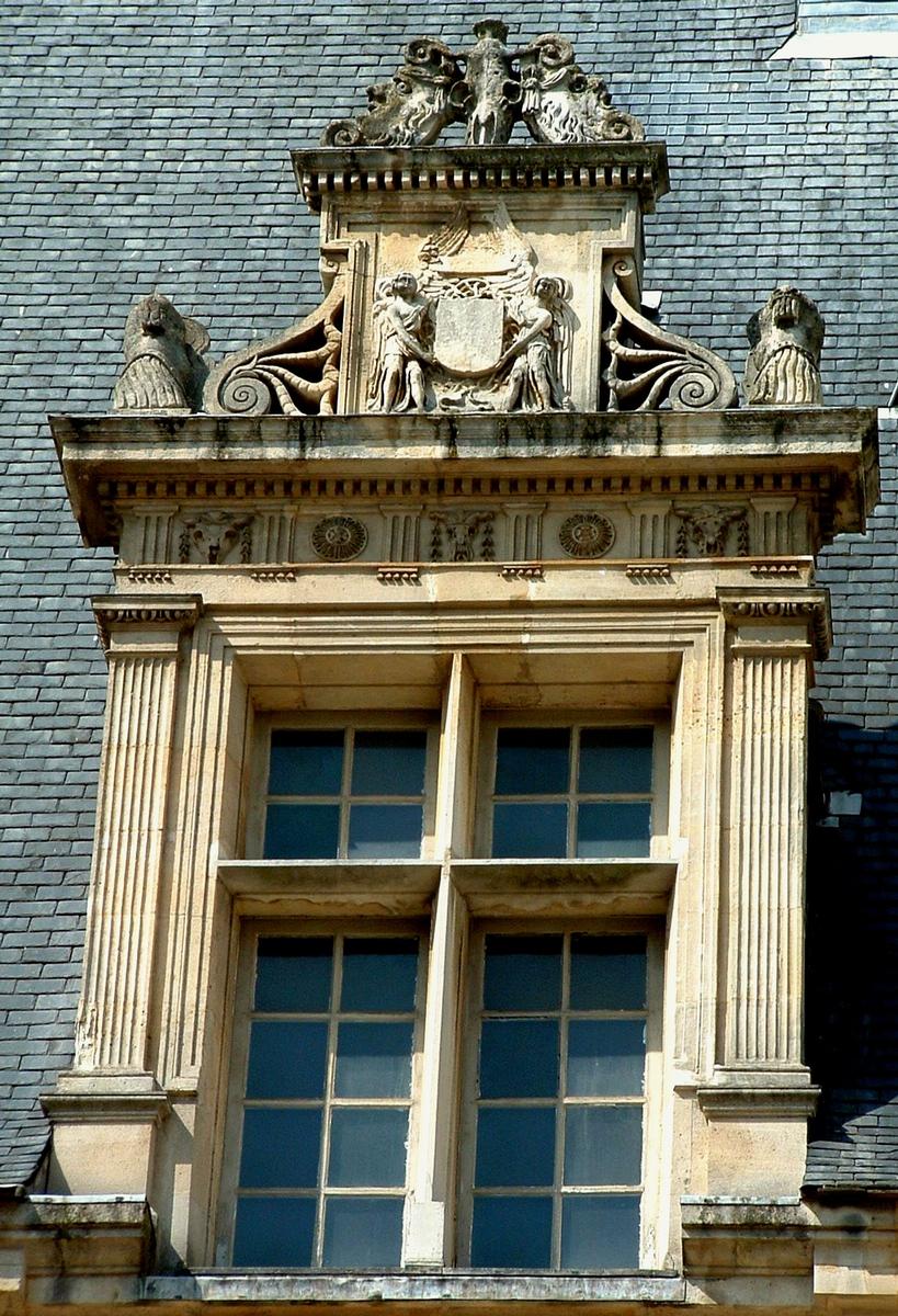 Ecouen - Château - Fenêtre haute sur cour 