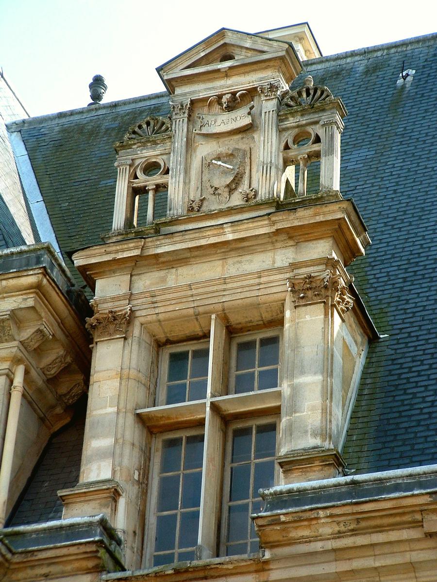 Ecouen - Château - Fenêtre haute sur cour - Devise APLANOS 