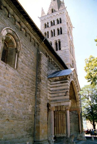 Cathédrale Notre-Dame d'EmbrunPortail Nord et tour clocher 