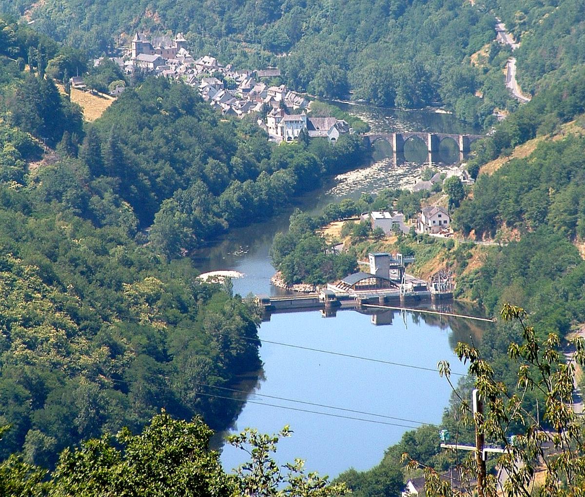 Entrayges-sur-Truyère avec lac de retenue et pont sur la Truyère 