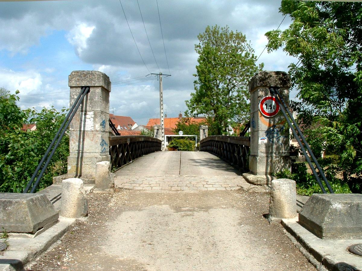 Hölzerne Hängebrücke in Esbly 