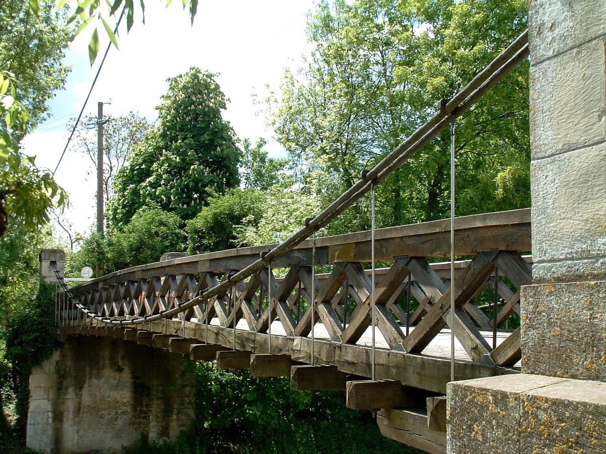 Esbly suspension bridge 