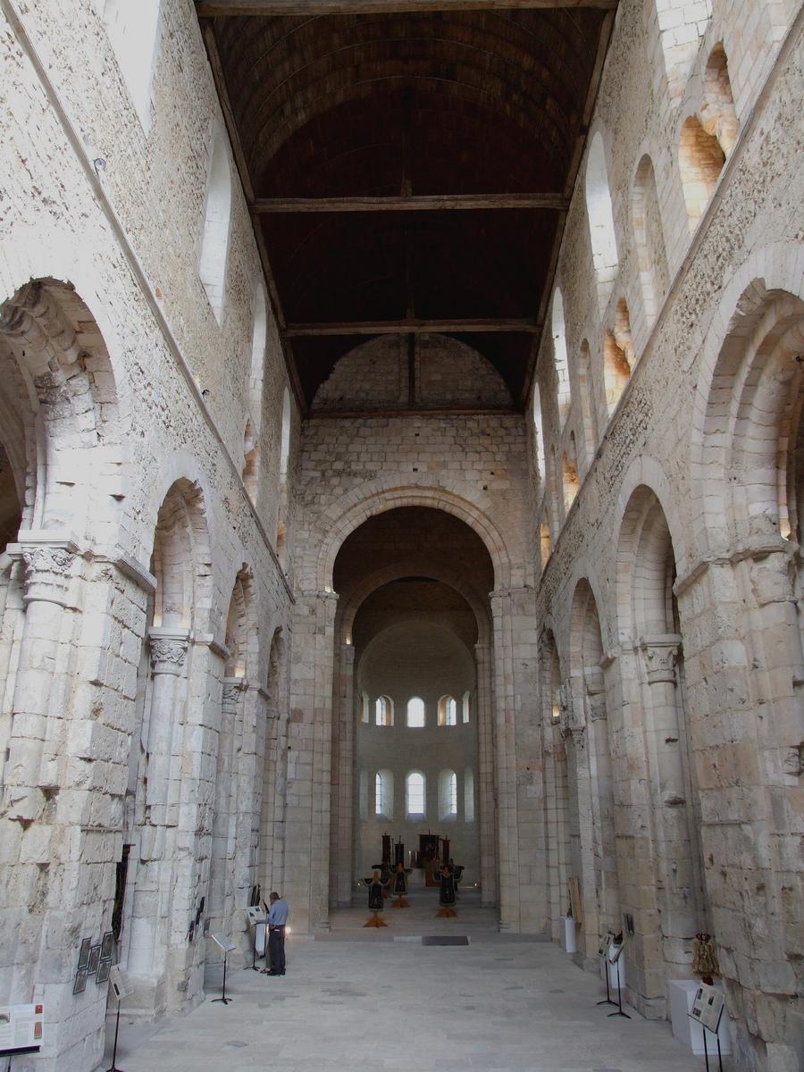 Ancienne abbatiale Notre-Dame - Nef (la partie gauche a été restaurée au 17ème siècle) Ancienne abbatiale Notre-Dame - Nef (la partie gauche a été restaurée au 17 ème siècle)