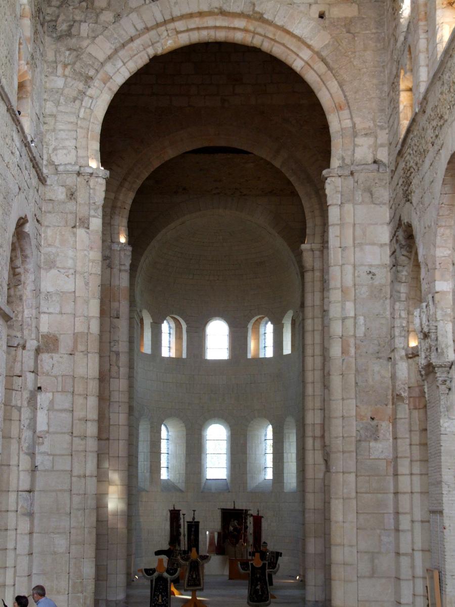 Ancienne abbatiale Notre-Dame - Nef: croisée du transept et, en arrière-plan, l'abside reconstruite 