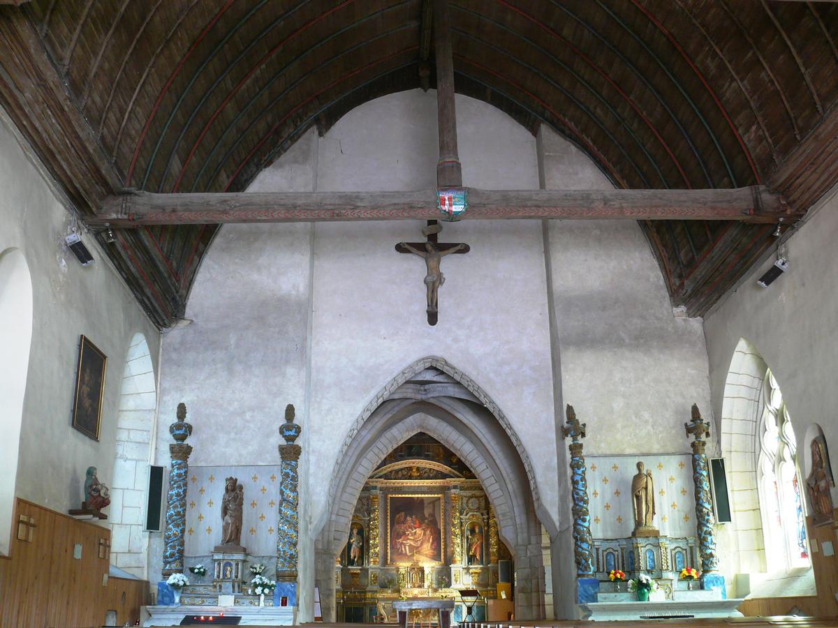 La Ferrière-sur-Risle - Eglise Saint-Georges - Nef avec statues de Notre Dame et de saint Michel, le maître autel dans le choeur 