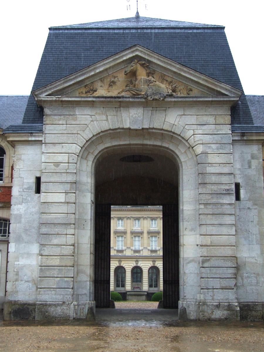 Vernon - Château de Bizy - Les écuries réalisées par Contant d'Ivry en 1741-1743 côté jardin 