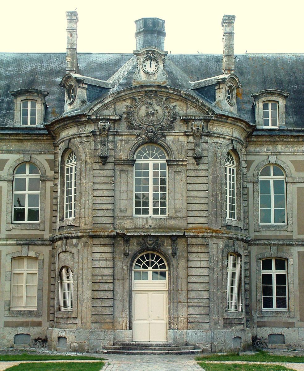 Châteaudun - Hôtel-Dieu - Partie centrale construite en 1762 - Avant-corps 