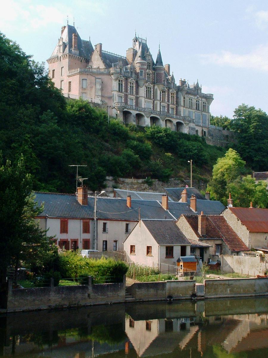 Château de Montigny-le-Gannelon Le château dominant le Loir. La façade a été refaite par un élève de Viollet-le-Duc, l'architecte Parent