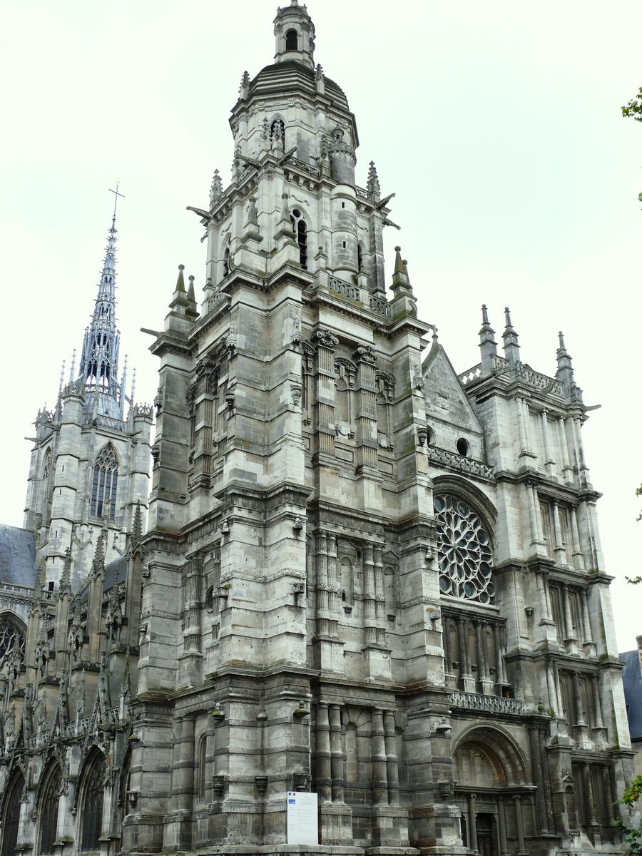 Fiche média no. 97146 Evreux - Cathédrale Notre-Dame - Façade occidentale. La tour sud, en grande partie romane a été recouverte d'un décor Renaissance à la demande de l'évêque Gabriel Leveneur de Tillières [1531-1559]. Entre 1612 et 1631, construction de la tour Nord dite «le Gros pierre» grâce à un financement des rois Henri IV et Louis XIII et du prêtre Jean-Paul le Jau. Les travaux ont été commençés par le maître maçon et architecte François Galopin