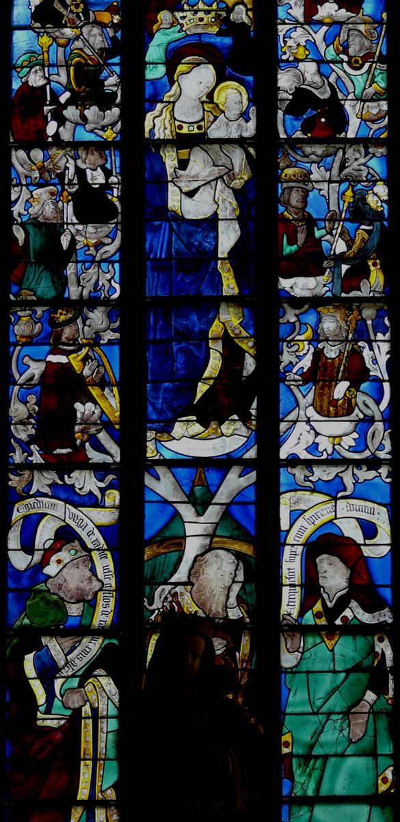 Evreux - Cathédrale Notre-Dame - Chapelle de la Mère de Dieu (chapelle d'axe): vitrail de la Vierge 